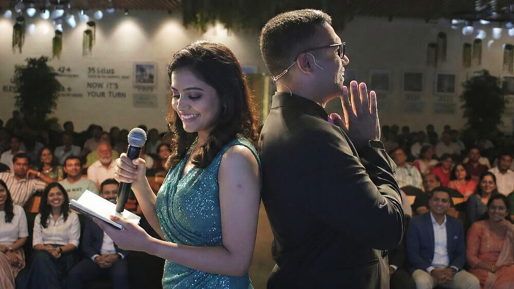 Yash Pataskar Website Home Cover Corporate Mentalist on Stage